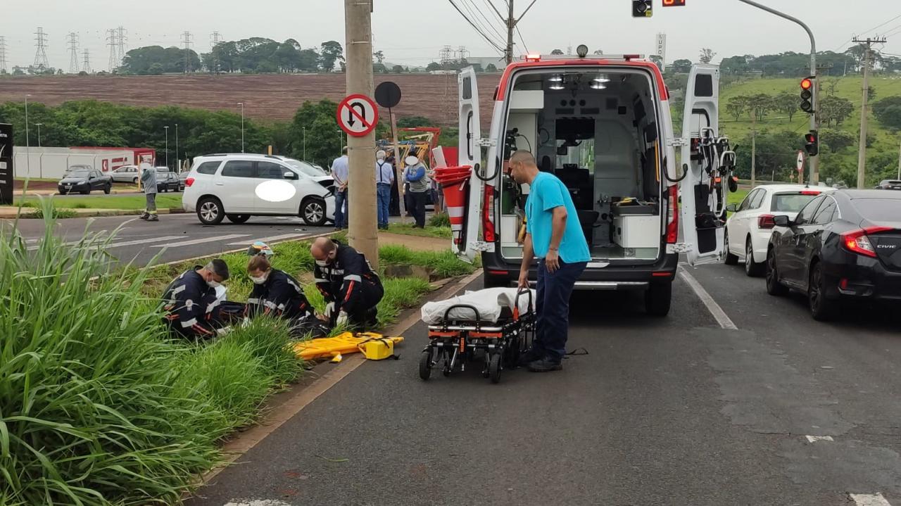 Foto 2 de 4 — Forte colisão: grave acidente deixa motociclista ferido em Araraquara